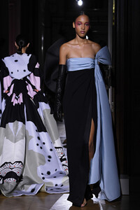 1026321153_ValentinoRunwayParisFashionWeekHauteV1ekSD61Q4Dx.thumb.jpg.69f1f438883eeed3fe151a160be85098.jpg