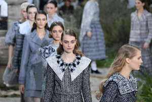 1029990749_ChanelRunwayParisFashionWeekHauteCouturez4YyblyCoiNx.thumb.jpg.36b9173c65cb169a8cd0521dd56f8432.jpg