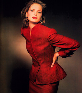 1038075832_ChristianDiorAmericanVogueAugust1991..thumb.jpg.2f9ddbe808290ca2b5853089c8c04b86.jpg