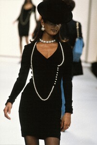 103a-chanel-fall-1991-ready-to-wear-GettyImages-502655128-gail-elliott.jpg