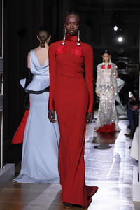 1052470637_ValentinoRunwayParisFashionWeekHaute8Rd0C6hDHkQx.thumb.jpg.036f16fda834a0e14e16b28ef712b4ef.jpg