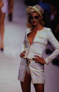 105264361_chanel-ss-1995(5).thumb.jpg.65e812d133c916c1011db94b585471e8.jpg