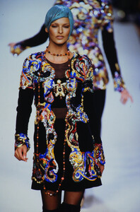 1070145610_chanel-hc-fw-1992(4).thumb.jpg.3fe13c8fdbd33e50901380930ac4a2c6.jpg