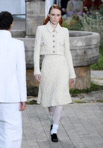 1074354942_ChanelRunwayParisFashionWeekHauteCouture2tvCJ2cb5tlx.thumb.jpg.53bee5e76f6a903ea0d988bd38713d2a.jpg