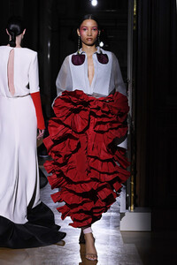 1078208671_ValentinoRunwayParisFashionWeekHautex6leXlk2e1Ax.thumb.jpg.eef01eee8f0c69c4137c3f15fa1f9790.jpg