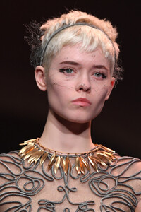 1079228881_DiorRunwayParisFashionWeekHauteCouturey7UTKHYaUJkx.thumb.jpg.ed289958b460196bd6b82c860da4f0c9.jpg