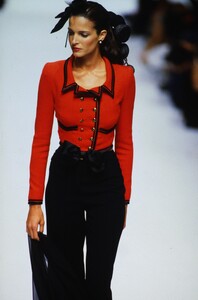 1080629547_chanel-hc-fw-1994(27).thumb.jpg.2480a3296c162e7a7b94ef96187f9ef2.jpg