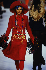 1090381377_chanel-hc-fw-1992(10).thumb.jpg.bbc13ebf73e2ed0ee937ae4152e358e3.jpg