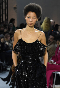 1097904357_AlexandreVauthierRunwayParisFashionWeekLm-inKNDoUfx.thumb.jpg.93b50e1abf740cae5e755ae4b8fba5a0.jpg
