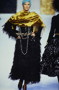 1104704477_chanel-hc-fw-1992(16).thumb.jpg.b5cebeb2691dc38599d0acc9c5836993.jpg