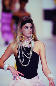 1106161618_joanna-chanel-ss-1991(3).thumb.jpg.889802fe8a02f61bf92d5d9401c1dfd4.jpg