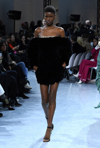 1113610411_AlexandreVauthierRunwayParisFashionWeekA-2CzDAqf8ix.thumb.jpg.4e879b0c7d46d78b770d0ae9abc9df64.jpg