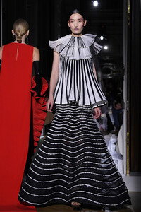 1113745721_ValentinoRunwayParisFashionWeekHauteDHT_W-KW6oqx.thumb.jpg.85866f2df3ec67fa7907679643221cd1.jpg