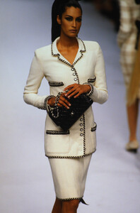 1114712136_chanel-hc-fw-1995(3).thumb.jpg.ba605255b036f4ba31c1e70c38008196.jpg