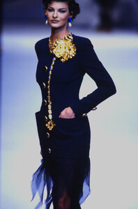 1115673238_chanel-hc-ss-1992(10).thumb.jpg.b03237a49ae5c259dcc3badb37fe575a.jpg