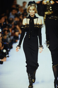 1121340990_chanel-fw-1992(7).thumb.jpg.aa90231c8c596df18ac80a6a0adf23c5.jpg