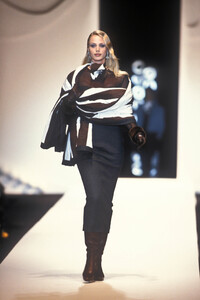 1122982956_ChristianDior1993WomenRTW101.thumb.jpg.8b033b570ff3bd47589688cd46c316ce.jpg