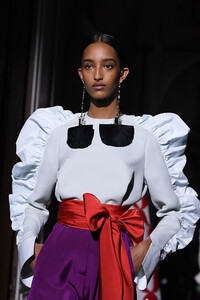 112576493_ValentinoRunwayParisFashionWeekHauteTdtBbCzgVx-x.thumb.jpg.7d0933054be1f7b7b7cc4f1a188158d8.jpg