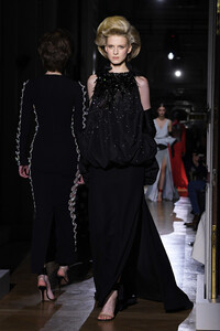 1139547519_ValentinoRunwayParisFashionWeekHauteyx8Z-sGFzuNx.thumb.jpg.876d680959325b80262555ee5c666510.jpg