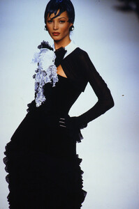 1150167574_chanel-hc-fw-1992(7).thumb.jpg.8635f0ba9615e4f1bb461c399be740c8.jpg