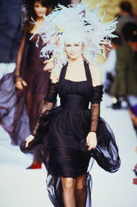 1182914529_chanel-hc-fw-1992(13).thumb.jpg.61d9b1eb9202f8d5a185e4b0d91a5c47.jpg