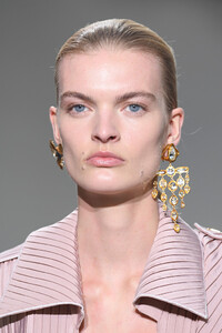 1186121982_SchiaparelliRunwayParisFashionWeekHauteEj1DSxgtOBdx.thumb.jpg.2e106c875f35972fbef95f378ac03034.jpg