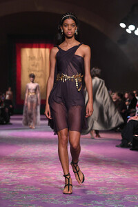 1199164294_DiorRunwayParisFashionWeekHauteCouturepNEUP3YzPrex.thumb.jpg.4678125b7fb011e30f414f3e8b597acf.jpg