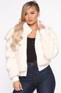 12-24-19_Studio_3_DM_LE_10-32-47_20__MJK6039_Ivory_0920_EH.jpg