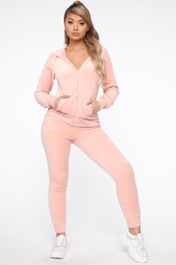 12-30-19_Studio_2_MA_KYS_14-14-09_60_7015_Pink_32409_EH.jpg