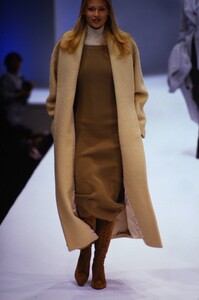 1201625555_salvatore-ferragamo-fw-1993(4).thumb.jpg.fe4f002b353ab2e15e56fb7fb2f5d67c.jpg