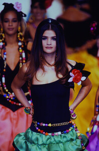 1212184466_chanel-ss-1991(13).thumb.jpg.bdca70cf78dbf836372111114b673e4d.jpg