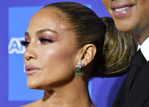 Jennifer+Lopez+31st+Annual+Palm+Springs+International+7d_gsIuOW3_x.jpg