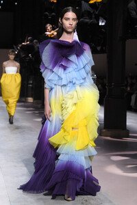 1219160210_GivenchyRunwayParisFashionWeekHauteCouturekVLVMcP2T-dx.thumb.jpg.a6360e543f7a9f2d76e50f58c2b746c4.jpg