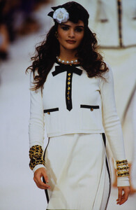 1227818648_chanel-fw-1991(8).thumb.jpg.1f610af2b57e5dafe779e7b0af257abe.jpg