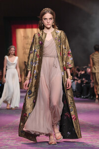 122983963_DiorRunwayParisFashionWeekHauteCouture4bV7Rb8EZ7Lx.thumb.jpg.147b61f63b615a71887a2a6c204e5be1.jpg