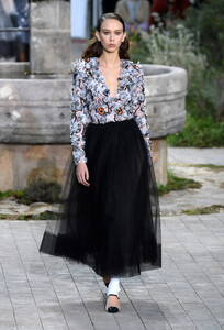 1253588663_ChanelRunwayParisFashionWeekHauteCoutureMFWsv9i7d3gx.thumb.jpg.1551937f701ae8bf7070a102d37030ef.jpg