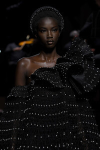 1254219130_GivenchyRunwayParisFashionWeekHauteCouture67UbgKxug9tx.thumb.jpg.32877da8522ee6d0ce2713eea7f94c16.jpg