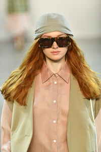 1260728244_DamoWangRunwaySeptember2019NewYorkFashionfYYGWBk6qQex.thumb.jpg.032f7d8918b9958a5b1f3f995ed6b74b.jpg