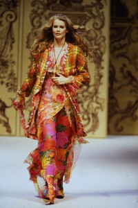 1264928833_chanel-hc-ss-1993(17).thumb.jpg.2b992edbedf2c6c1635f88a4faee1878.jpg