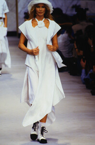 1272744685_chanel-ss-1993(24).thumb.jpg.79b0a4266302c71939c8bf255300161e.jpg