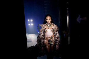 Winnie+Harlow+Jean+Paul+Gaultier+Backstage+3US4EO2fJ6_x.jpg