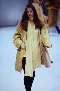 128118593_salvatore-ferragamo-fw-1993(2).thumb.jpg.66138f79c711b475b0c9256376630daf.jpg