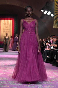 1288666070_DiorRunwayParisFashionWeekHauteCoutureKBB1nGRzELzx.thumb.jpg.70c75580b3c955de919933279e72b6dd.jpg