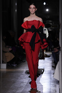 1294978532_ValentinoRunwayParisFashionWeekHauteOBTHfsrCTRxx.thumb.jpg.5988fdd9ecec95f40e9a8ead5ab2ee33.jpg