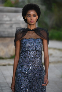 1295555705_ChanelRunwayParisFashionWeekHauteCoutureyoEaTFShutdx.thumb.jpg.82d5628ecc44779f8f7998450daeb5ee.jpg
