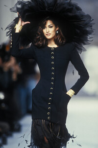 1315264109_Chanel1992HauteCouture97.thumb.jpg.7f62a60a69215cc839856bec76bb9785.jpg