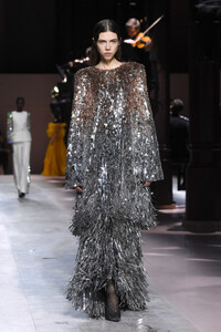 1319287676_GivenchyRunwayParisFashionWeekHauteCouturegjptIE4B1vSx.thumb.jpg.bd3a26854e62c0be1ff55787059e0412.jpg