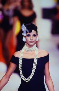 1330054585_chanel-ss-1991(7).thumb.jpg.98c648fcd12425868378f7690983129d.jpg