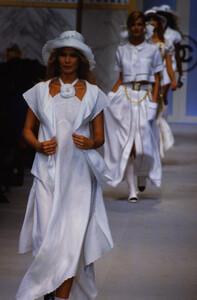 1332648374_chanel-ss-1993(23).thumb.jpg.ab4dc0f78a18bab6bedd7990c001ca70.jpg