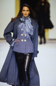 1341992034_chanel-fw-1992(5).thumb.jpg.6e7a86ca0641292c235aaee776585744.jpg